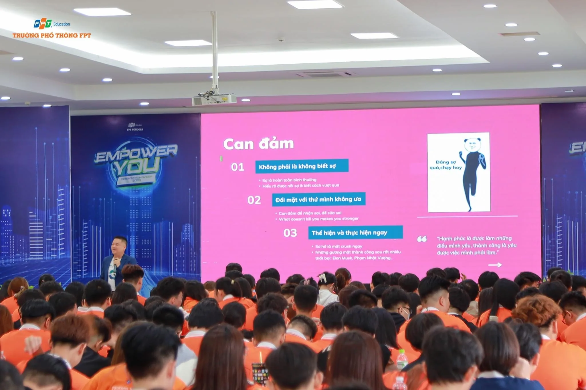Le Pham speaking to a hall of students at FPT