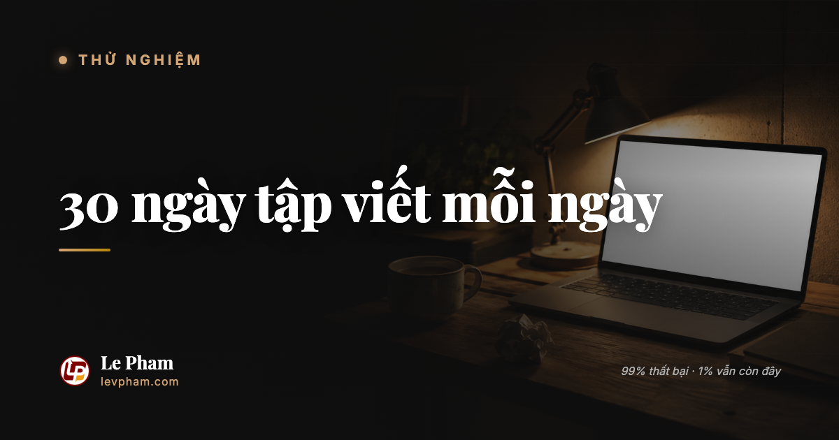 Người đàn ông Việt ngoài 30 ngồi trước bàn gỗ, tay đặt trên bàn phím, ánh sáng màn hình phản chiếu lên mặt giữa phòng yên tĩnh buổi tối.