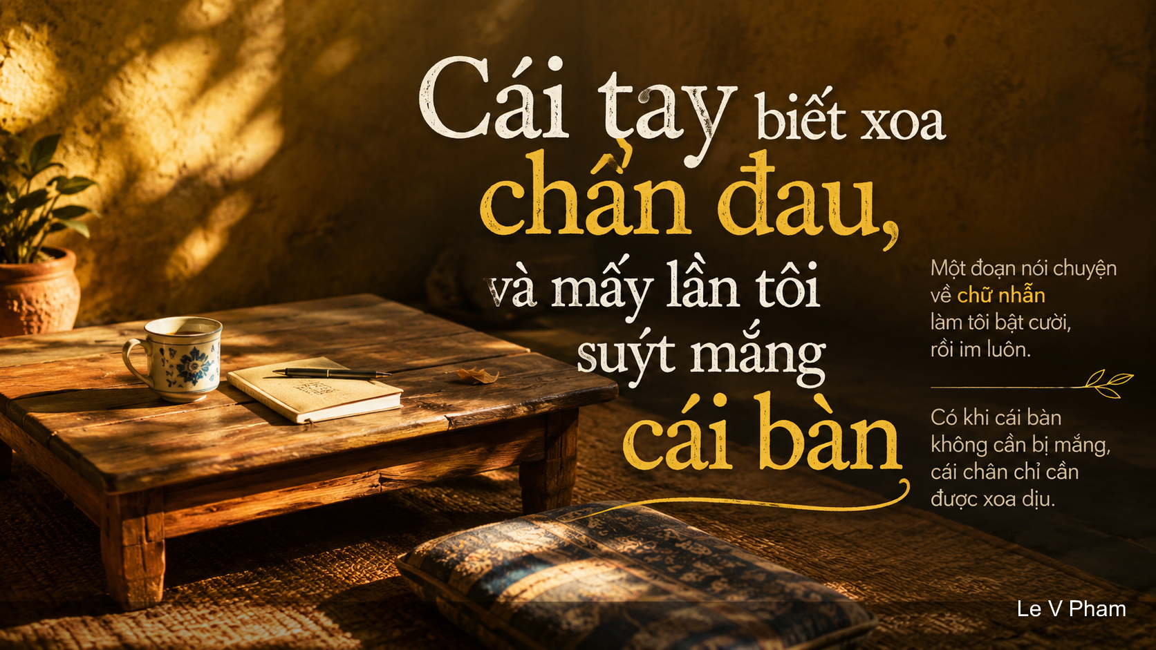 Người đàn ông Việt ngồi cạnh chiếc bàn buổi tối, tay xoa chân vừa va vào cạnh bàn, ly nước nguội đặt bên cạnh.
