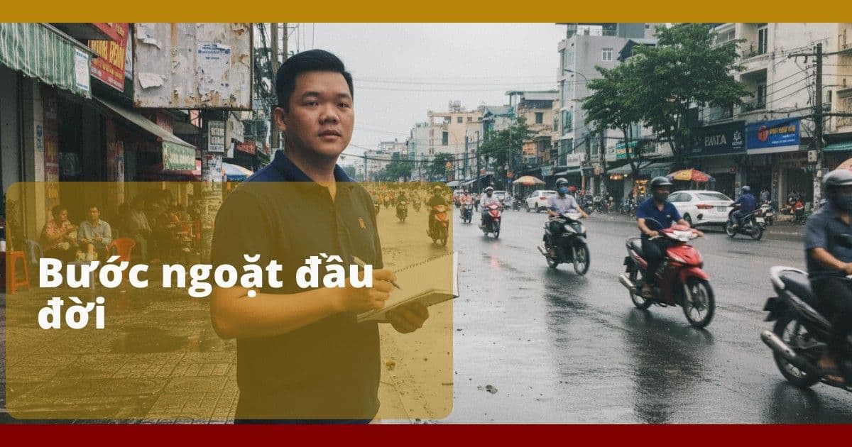 Người đàn ông Việt ngoài ba mươi đứng bên lề đường lớn ở Việt Nam sau mưa, cầm sổ nhỏ, đắn đo trước lúc bước sang.