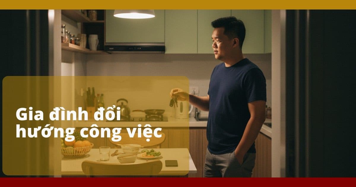 Một người đàn ông Việt tầm 35 tuổi đứng ở cửa bếp, tay cầm chìa khoá, ánh sáng vàng ấm, bàn ăn đơn giản chờ đón anh về.