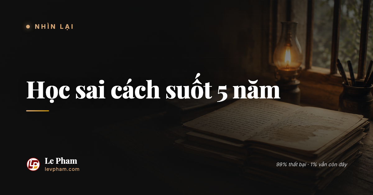 Một người đàn ông Việt ngoài 30 ngồi một mình ở góc phòng khách, tay cầm sổ ghi chú, ánh sáng ấm áp.