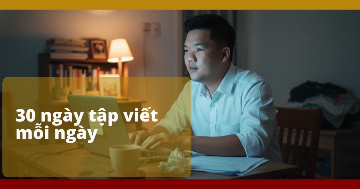 Người đàn ông Việt ngoài 30 ngồi trước bàn gỗ, tay đặt trên bàn phím, ánh sáng màn hình phản chiếu lên mặt giữa phòng yên tĩnh buổi tối.