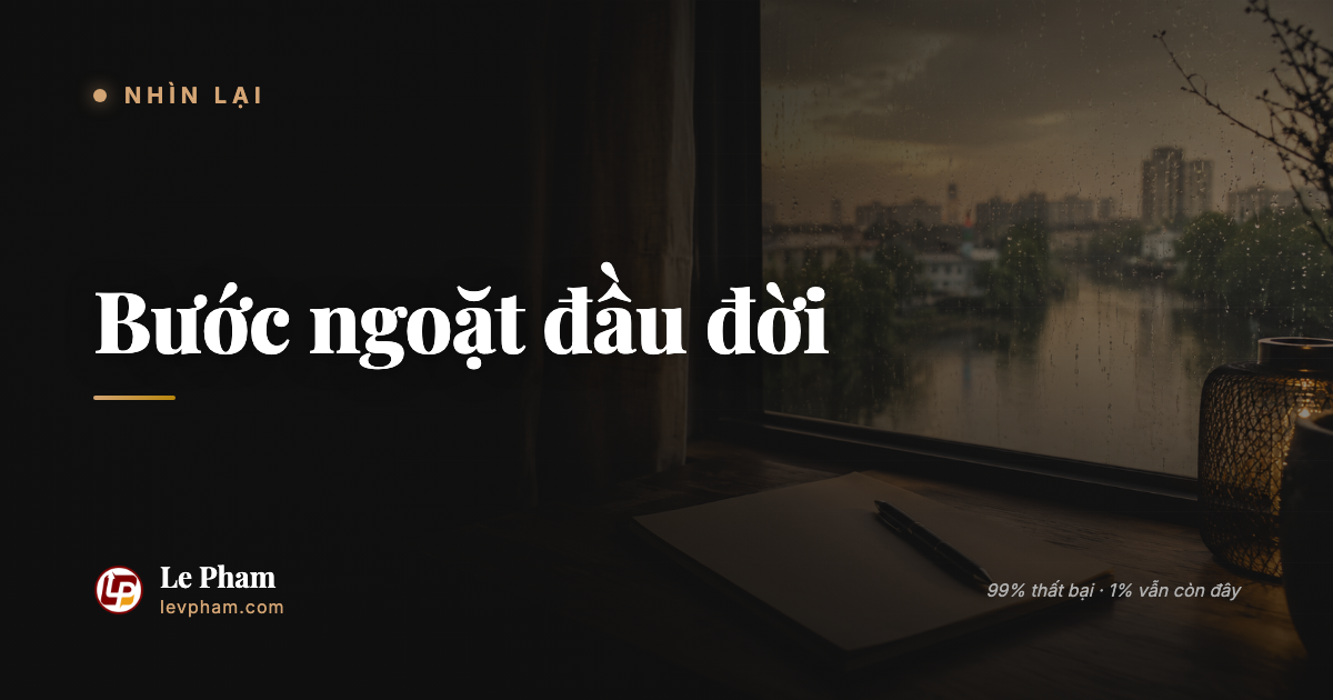 Người đàn ông Việt ngoài ba mươi đứng bên lề đường lớn ở Việt Nam sau mưa, cầm sổ nhỏ, đắn đo trước lúc bước sang.