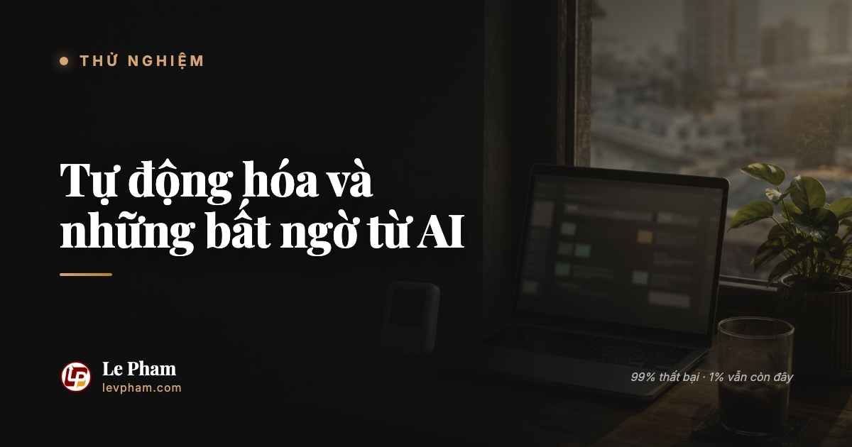 Một người đàn ông Việt đầu ba mươi ngồi trước laptop, nhìn vào điện thoại với thông báo lỗi đỏ hiện ra, bàn làm việc gọn gàng đầy ánh sáng, quạt nhỏ và ly trà đá bên cạnh.